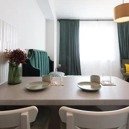 Emerald Apartment *